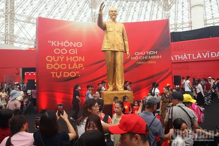 Triển lãm “95 năm Cờ Đảng soi đường” thu hút đông đảo khách tham quan, trải nghiệm, nhất là trong những ngày cuối tuần. (Ảnh: TRUNG HƯNG)