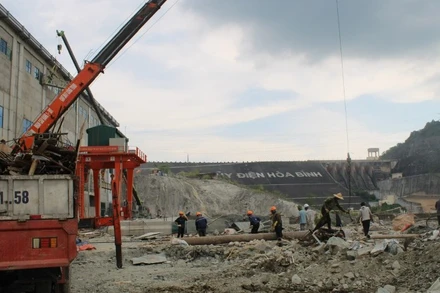 Dọn dẹp hoàn trả mặt bằng.