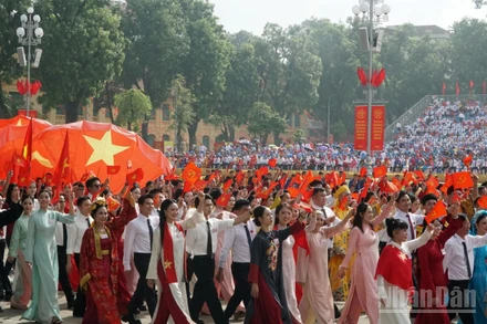 Các nghệ sĩ tham gia khối văn hóa-thể thao diễu hành kỷ niệm 80 năm Cách mạng Tháng Tám thành công và Quốc khánh 2/9. (Ảnh: nhandan.vn)