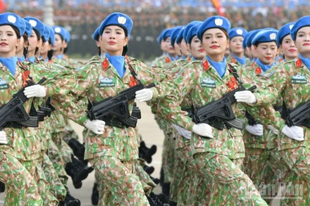 Khối Nữ Sĩ quan Gìn giữ hòa bình Liên hợp quốc tiến vào Lễ đài. (Ảnh: Báo Nhân Dân)