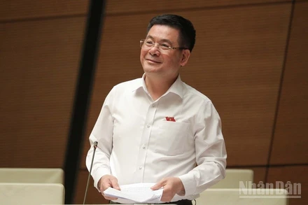 Bộ trưởng Công thương Nguyễn Hồng Diên phát biểu tại phiên họp. (Ảnh: DUY LINH)