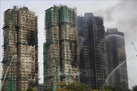 Ít nhất 128 người đã thiệt mạng và 76 người bị thương trong vụ hỏa hoạn nghiêm trọng tại khu tổ hợp Wang Fuk Court ở quận Tai Po, Hong Kong (Trung Quốc) ngày 26/11/2025. Theo kết quả điều tra sơ bộ, nhà chức trách đã xác định việc sử dụng vật liệu dễ cháy nổ là nguyên nhân chính khiến ngọn lửa lan nhanh và gây thiệt hại lớn. (Ảnh: THX/TTXVN)