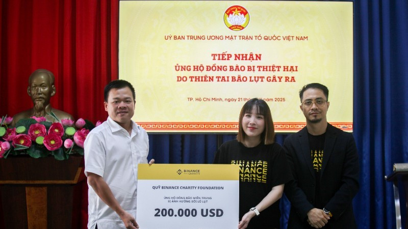 Ông Nguyễn Nguyễn Hải Nam, Phó chánh văn phòng Trung ương MTTQ Việt Nam, tiếp nhận khoản ủng hộ từ quỹ Binance Charity.