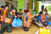 Lữ đoàn thông tin 575 trao những suất cơm đến cho bà con.