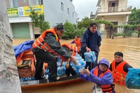 Sư đoàn 315 vận chuyển nhu yếu phẩm, nước uống đến bà con vùng lũ.