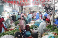 Chợ Đống Đa đông người mua hàng.