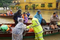 Lực lượng chức năng phường Hội An trực hỗ trợ người dân, du khách vùng ngập sâu di tản về nơi an toàn.