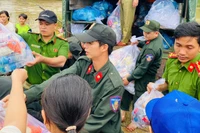 Túi an sinh được trao đến bà con nhân dân.