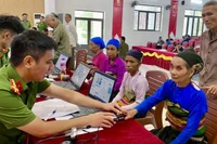 Công an Thanh Hóa thu nhận mẫu ADN từ thân nhân liệt sĩ.