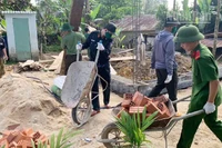 Tuổi trẻ Công an Đà Nẵng đóng góp ngày công giúp nhân dân xây, sửa nhà. (Ảnh: nhandan.vn)