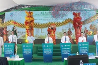 Đại biểu thực hiện nghi thức khởi công.