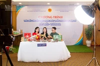 Livestream quảng bá, bán sản phẩm đặc trưng của địa phương tại chương trình.