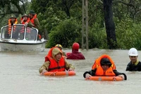 Công an Thanh Hóa triển khai cứu hộ tại vùng ngập lụt.