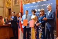 Ban Tổ chức Cuộc Vận động xây dựng văn hóa doanh nghiệp Việt Nam và Diễn đàn Phụ nữ Việt Nam tại châu Âu kí kết Chương trình phối hợp triển khai Ngày Văn hóa doanh nghiệp Việt Nam. 