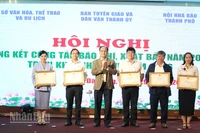 Ban tổ chức khen thưởng tập thể có thành tích xuất sắc trong công tác báo chí năm 2025.