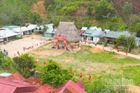 Nhà Gươl thôn R'Cung (xã Avương) được chọn làm khu vực bỏ phiếu.