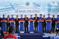 Các đại biểu thực hiện nghi thức cắt băng khánh thành Trung tâm tài chính quốc tế Việt Nam tại thành phố Đà Nẵng.