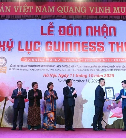 Họa sĩ Chu Nhật Quang tại Lễ đón nhận Kỷ lục Guinness thế giới.