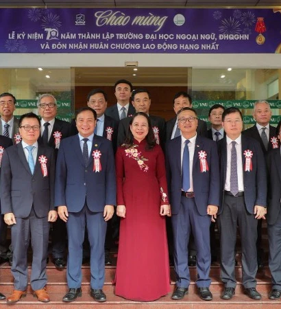 Phó Chủ tịch nước Võ Thị Ánh Xuân và Tổng Biên tập Báo Nhân Dân Lê Quốc Minh chụp hình lưu niệm với Ban lãnh đạo Trường Đại học Ngoại ngữ-Đại học Quốc gia Hà Nội và các đại biểu.