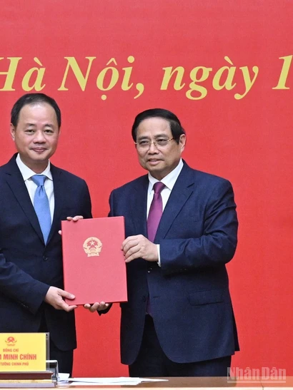 Thủ tướng Phạm Minh Chính trao Quyết định cho đồng chí Trần Hồng Thái giữ chức Chủ tịch Viện Hàn lâm Khoa học và Công nghệ Việt Nam.