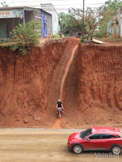 Hạ cốt nền làm đường khiến nhà chênh vênh bên mép vực sâu ở xã Tân Lợi, tỉnh Đồng Nai.