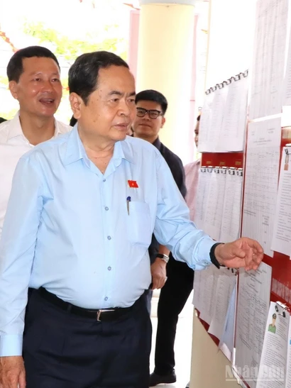 Chủ tịch Quốc hội Trần Thanh Mẫn kiểm tra công tác bầu cử tại phường Tân Triều.