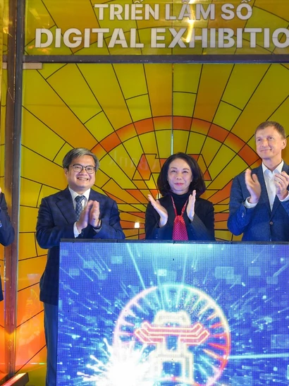 Các đại biểu thực hiện nghi thức khai mạc không gian triển lãm số “Hà Nội Rạng rỡ - Ánh sáng và Di sản”.