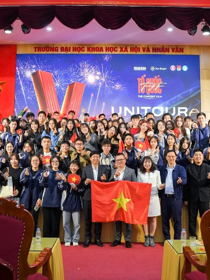 Tổng Biên tập Báo Nhân Dân Lê Quốc Minh cùng các đại biểu, giáo viên, sinh viên nhà trường tại buổi chiếu.