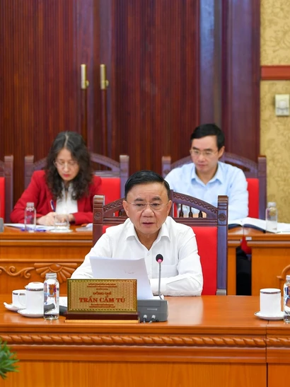 Đồng chí Trần Cẩm Tú, Ủy viên Bộ Chính trị, Thường trực Ban Bí thư, Trưởng Tiểu ban Tổ chức phục vụ Đại hội XIV của Đảng phát biểu tại cuộc họp.