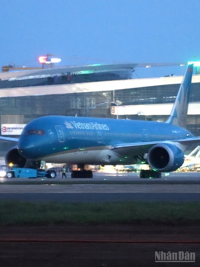 Khoảng 18 giờ, chuyến bay mang số hiệu VN5002 cất cánh thành công từ sân bay Long Thành.