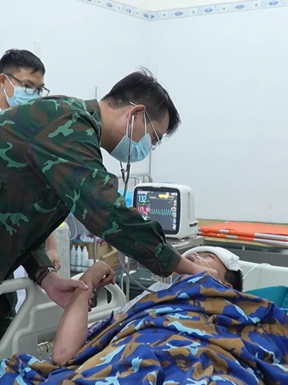 [Video] Đưa bệnh nhân nguy kịch về đất liền điều trị bằng trực thăng 