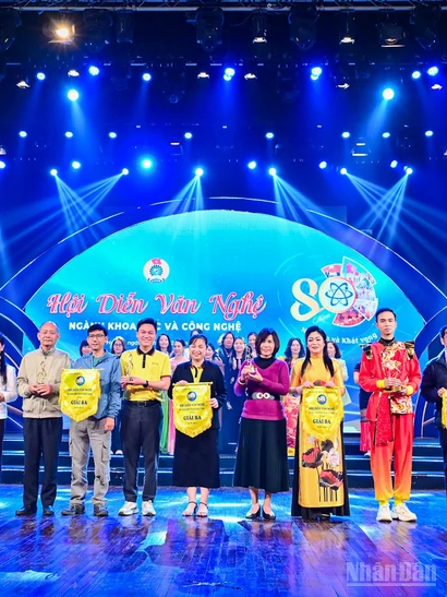 Tiết mục đơn ca của Công đoàn Báo Nhân Dân nhận giải ba tại Hội diễn Văn nghệ Công đoàn ngành Khoa học và Công nghệ Việt Nam.