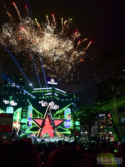 Chương trình Countdown thường niên chào đón năm mới 2026 tại không gian phố đi bộ Hồ Hoàn Kiếm (Hà Nội).