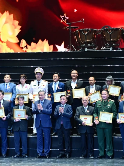 Tổng Bí thư Tô Lâm và Thường trực Ban Bí thư Trần Cẩm Tú chụp hình lưu niệm cùng các điển hình tiêu biểu tại chương trình.