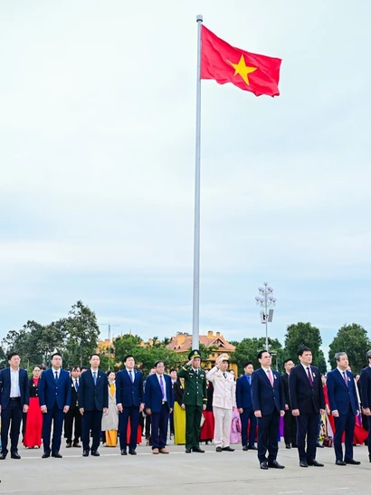 Các đại biểu dự lễ báo công thực hiện nghi thức chào cờ.