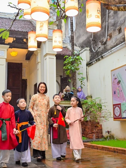 Người dân phố cổ Hà Nội cảm nhận hương vị Tết xưa tại đình Kim Ngân (Hà Nội).