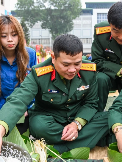 Chỉ huy Lữ đoàn 144 cùng các đại biểu tham gia gói bánh cùng cán bộ, chiến sĩ.