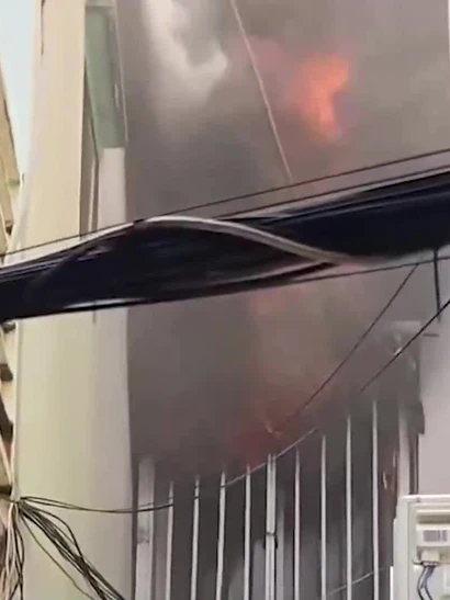 [Video] Cháy nhà trong hẻm gần cầu vượt Cây Gõ, nhiều tài sản bị hư hại