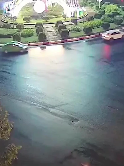 [Video] Xe container cuốn xe máy, hai phụ nữ thương vong