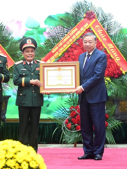 Tổng Bí thư Tô Lâm trao danh hiệu Anh hùng lực lượng vũ trang nhân dân tặng Tổng cục Hậu cần-Kỹ thuật (Bộ Quốc phòng). (Ảnh: ĐĂNG KHOA)