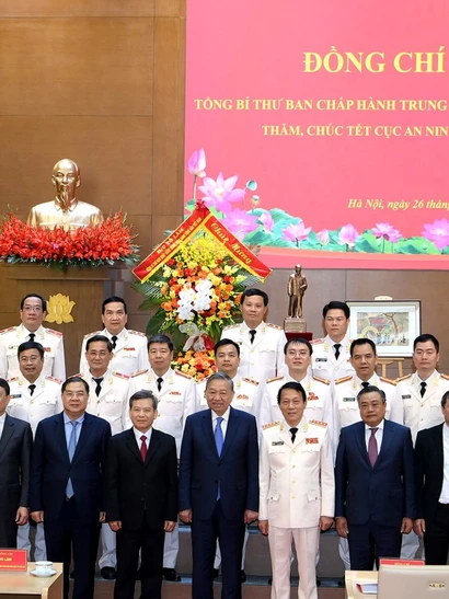 Tổng Bí thư Tô Lâm thăm, chúc Tết cán bộ, chiến sĩ Cục An ninh điều tra, Bộ Công an. (Ảnh: ĐĂNG KHOA)