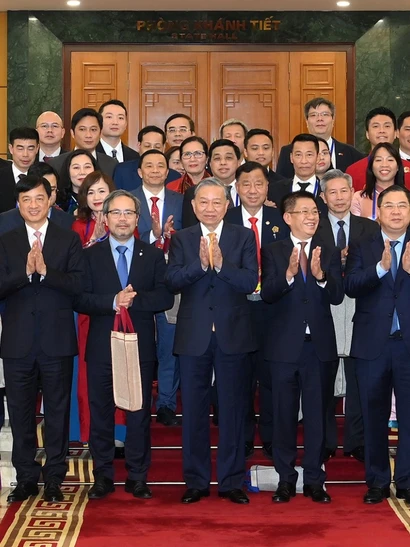 Tổng Bí thư Tô Lâm gặp mặt Đoàn kiều bào tiêu biểu tham dự Chương trình Xuân Quê hương 2026. (Ảnh: ĐĂNG KHOA)