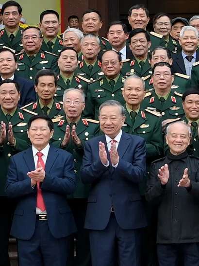 Tổng Bí thư Tô Lâm gặp mặt đại biểu tướng lĩnh quân đội nghỉ hưu, nghỉ công tác. (Ảnh: ĐĂNG KHOA)