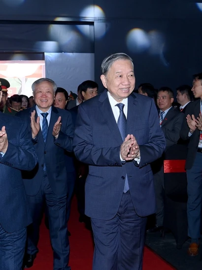 Tổng Bí thư Tô Lâm, Thủ tướng Phạm Minh Chính dự Lễ khởi công xây dựng nhà máy chế tạo chip bán dẫn công nghệ cao của Tập đoàn Công nghiệp Viễn thông Quân đội, Bộ Quốc phòng. (Ảnh: ĐĂNG KHOA)