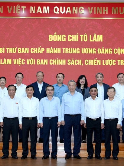 Tổng Bí thư Tô Lâm, các đồng chí lãnh đạo Đảng, Nhà nước và các đại biểu dự cuộc làm việc với Ban Chính sách, Chiến lược Trung ương. (Ảnh: ĐĂNG KHOA)