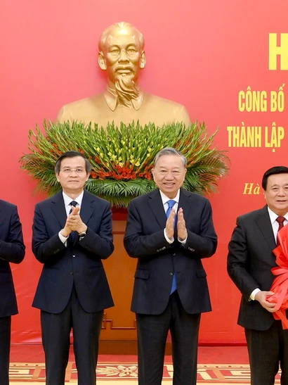 Tổng Bí thư Tô Lâm trao Quyết định thành lập Hội đồng Lý luận Trung ương nhiệm kỳ 2026-2031. (Ảnh: ĐĂNG KHOA)