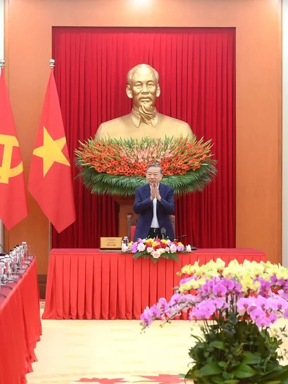 Tổng Bí thư Tô Lâm chủ trì làm việc với các Tổ Biên tập về tổng kết 100 năm Đảng lãnh đạo cách mạng Việt Nam và 40 năm thực hiện Cương lĩnh xây dựng đất nước trong thời kỳ quá độ lên Chủ nghĩa xã hội. (Ảnh: ĐĂNG KHOA)