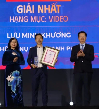 Phó Thủ tướng Chính phủ Mai Văn Chính trao Giải Nhất hạng mục video cho Lưu Minh Khương với tác phẩm “Những nụ cười hạnh phúc”.