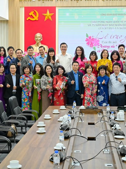 Lãnh đạo Công đoàn Khoa học và Công nghệ Việt Nam và lãnh đạo Báo Nhân Dân chụp hình lưu niệm cùng các nữ công đoàn viên Báo Nhân Dân.