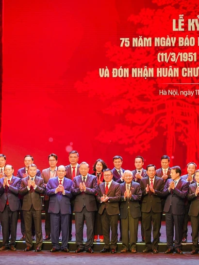 Tổng Bí thư Tô Lâm cùng các đồng chí lãnh đạo, nguyên lãnh đạo Đảng, Nhà nước chụp hình lưu niệm cùng lãnh đạo Báo Nhân Dân qua các thời kỳ.